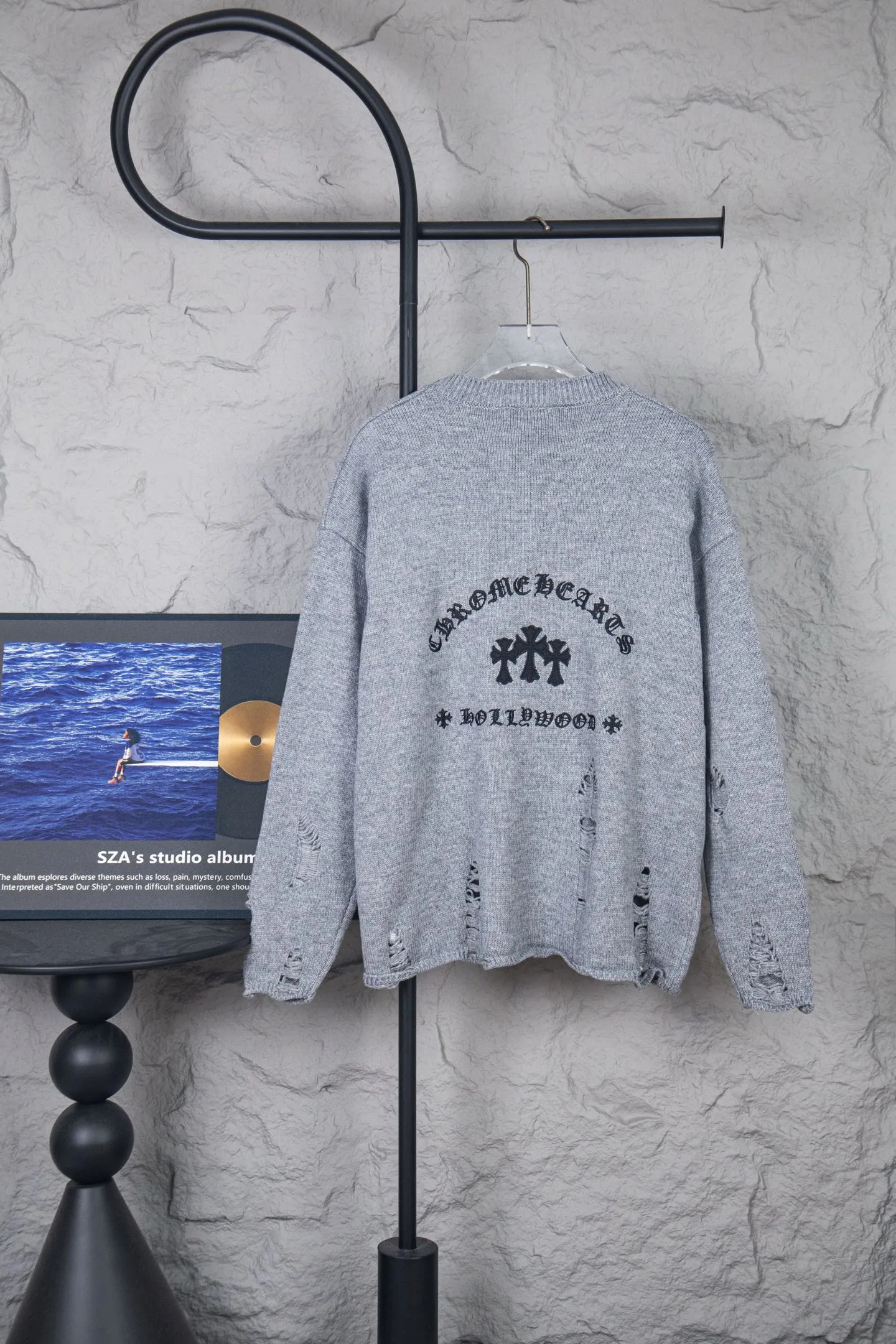 P250 Chrome Hearts CH Chrome Hearts Patch Cross Hole Knitted Sweater Pullover. The popular style is the same for men and women. It is matched with black and white. It looks good in real life. It looks good on the upper body. It looks good in daily wear. It is even more photogenic. It’s hard not to buy it. Buy it for me!!! Believe me, no one can refuse such a machine-length Chrome Hearts jacket. It has expanded the version based on the old version. The upper body is loose and stylish. The casual design of the hem is expanded to make fat people slim down to the extreme. Slim people are limited to high-end and high-end. 10,000 yuan ZP printing. 1:1 perfect restoration. Looks good when worn alone. Both men and women can control it easily. If you care more about quality, you must also respect the price. It is completely different from the thin see-through bottoms that pill when worn. If the style makes you shine at a glance, then quality is what you should pay more attention to. Compared with price, what we focus on is quality. Customers who have received my products know all about it. ️️️ Sweaters on the market are generally made of bract yarn. We use modal. Compared with core-spun yarn, the advantages are very intuitive: high cost, high price, high density, relatively expensive for developers, allowing us to make a lot less money. In addition, the upper body is delicate, anti-pilling, and high-end. We are conscientious sellers. Quality determines the upper body effect. No matter how bad the quality, the best style is still the temperament of the urban-rural fringe. We only do long-term business. Quality determines character. Take it back and wear it with confidence and wash it. The quality of the pattern will definitely make your eyes shine. We only make the right version of high quality. We make high-end hard goods. Reject junk goods and reject fast food. Conscientious quality and conscientious price. You deserve it!  Color: Black White Gray Red Size: S M L